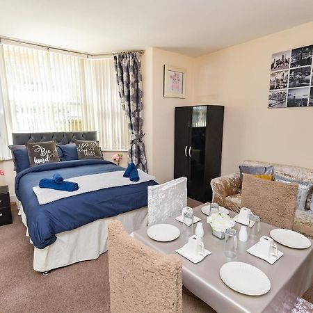 The Elm Wood Apartments Huddersfield Bagian luar foto