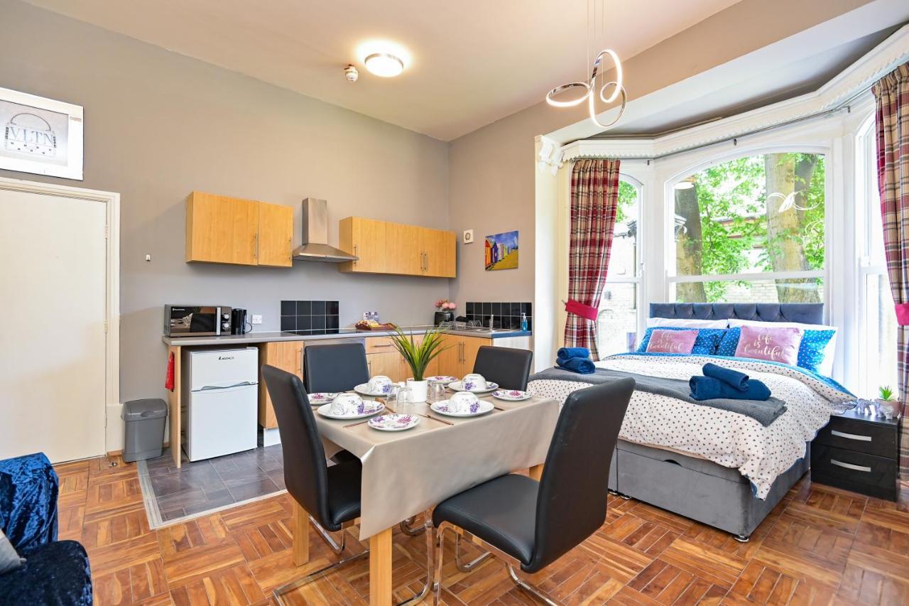 The Elm Wood Apartments Huddersfield Bagian luar foto