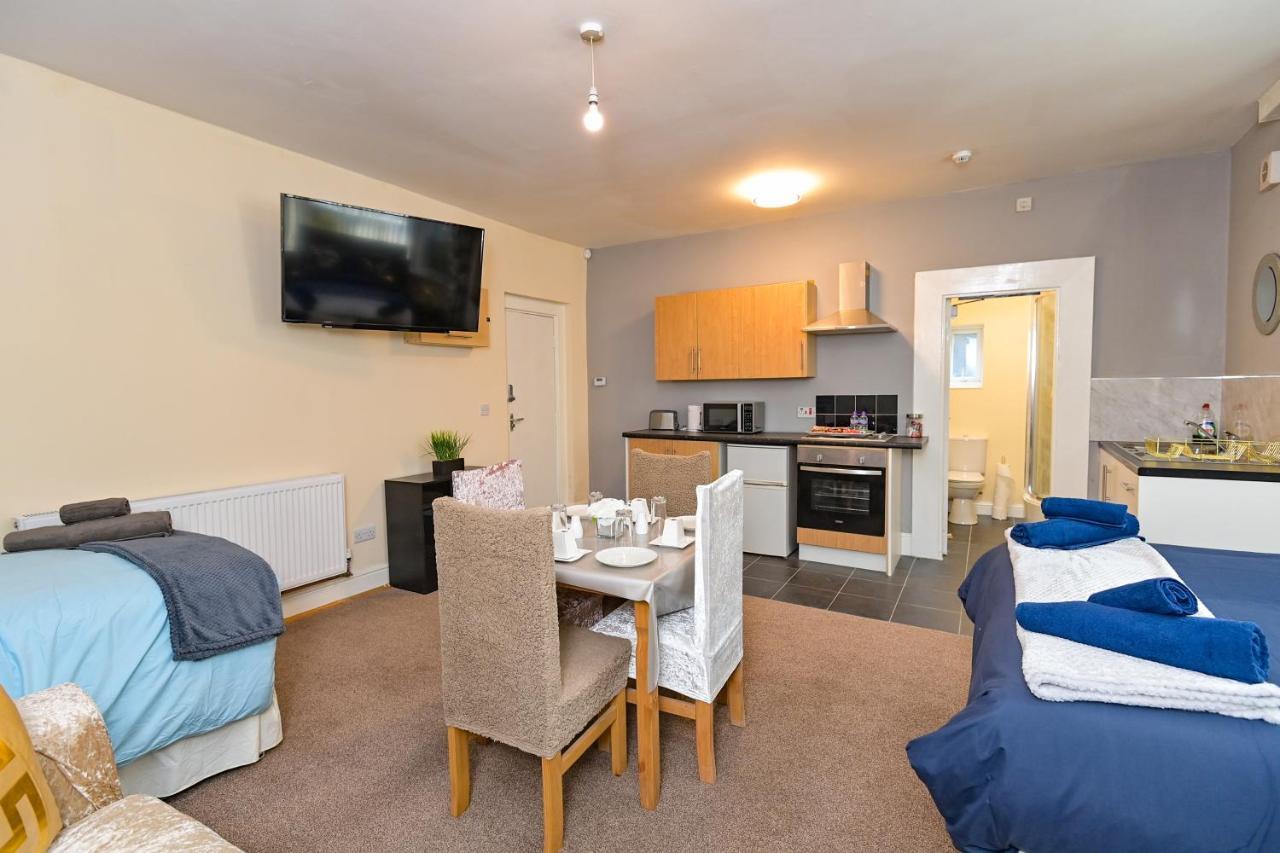 The Elm Wood Apartments Huddersfield Bagian luar foto