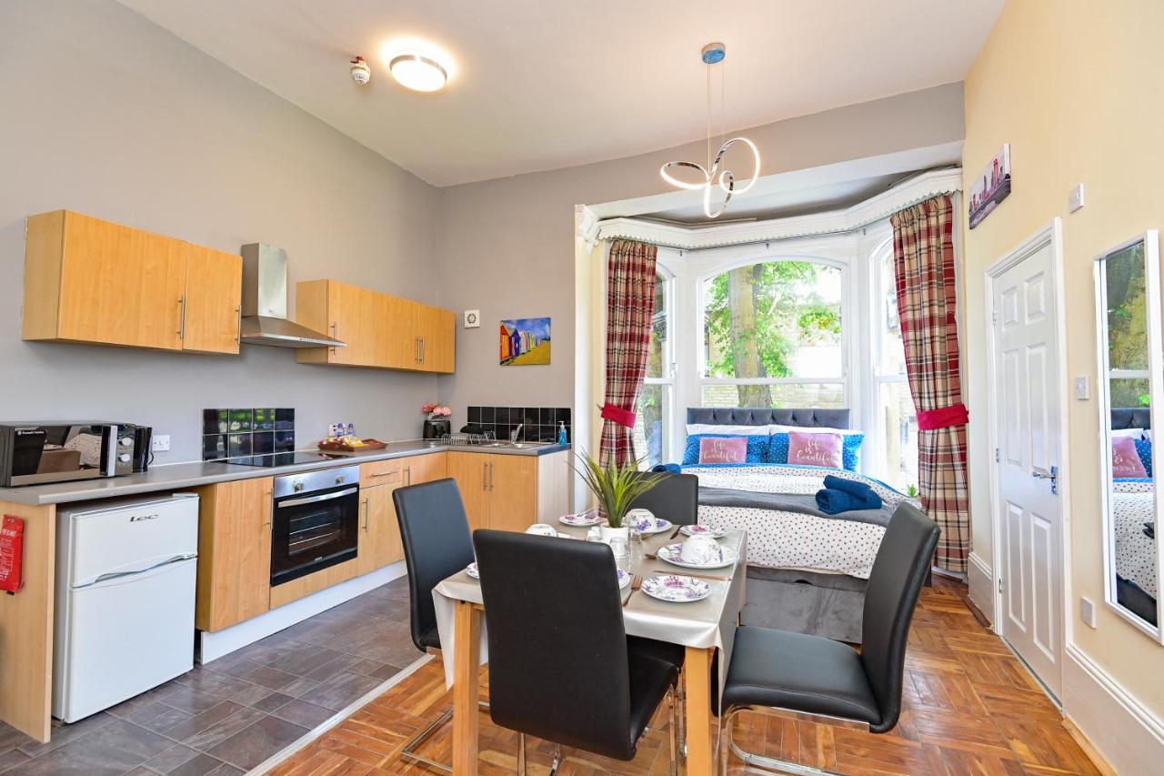 The Elm Wood Apartments Huddersfield Bagian luar foto