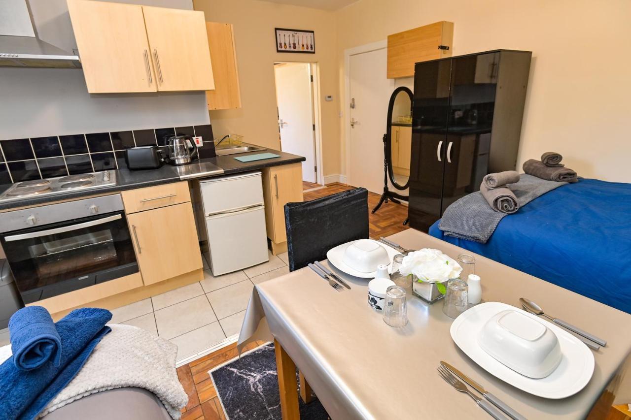 The Elm Wood Apartments Huddersfield Bagian luar foto