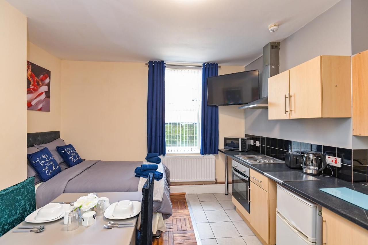 The Elm Wood Apartments Huddersfield Bagian luar foto