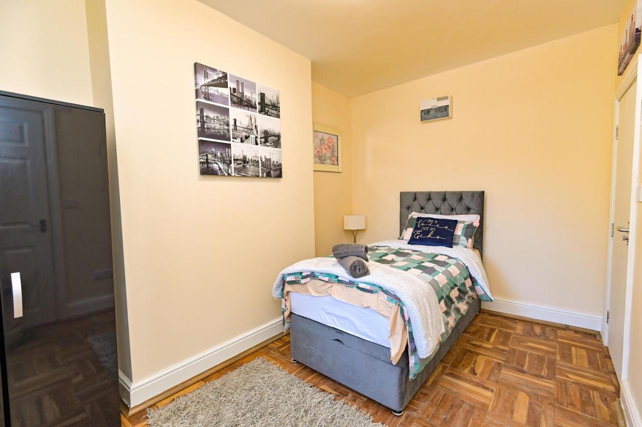 The Elm Wood Apartments Huddersfield Bagian luar foto